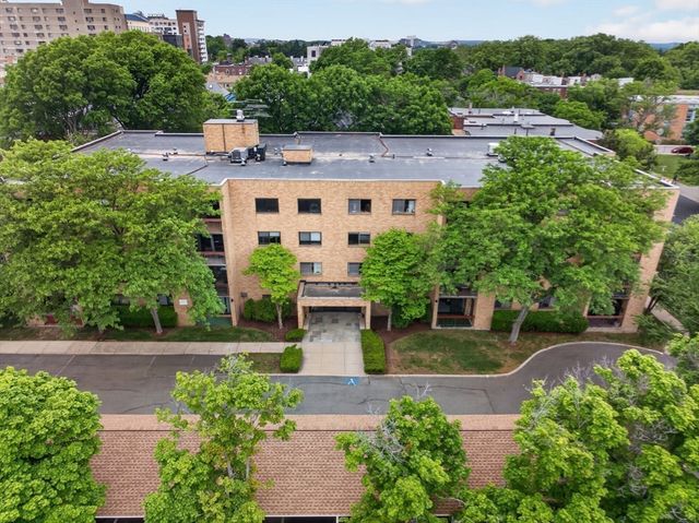 41 Centre St 106, Brookline, MA 02446
