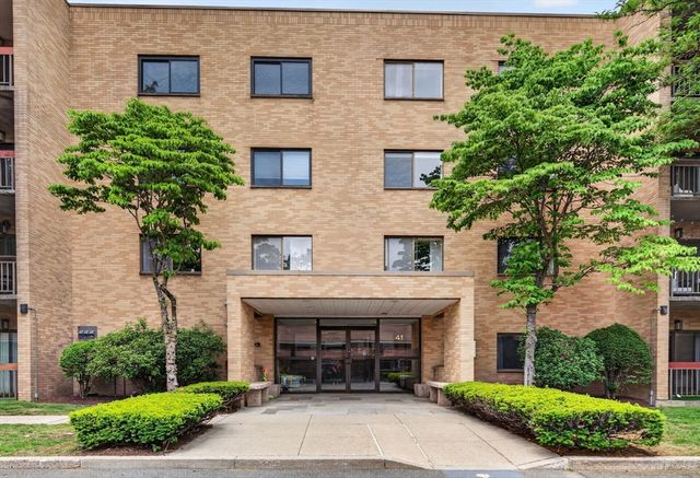41 Centre St 106, Brookline, MA 02446