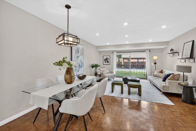 41 Centre St 106, Brookline, MA 02446