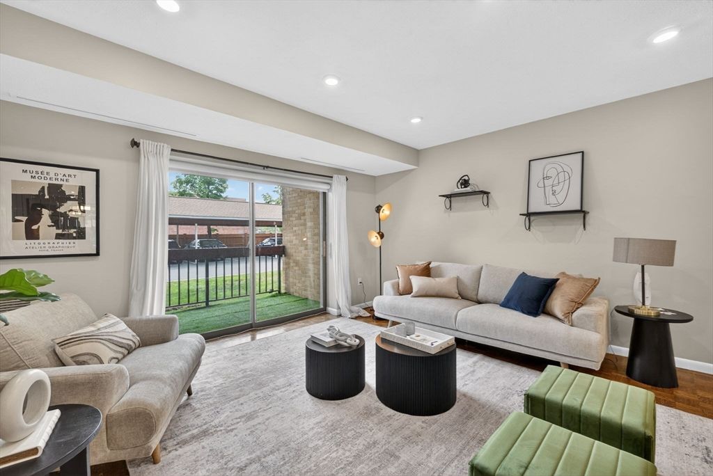 41 Centre St 106, Brookline, MA 02446