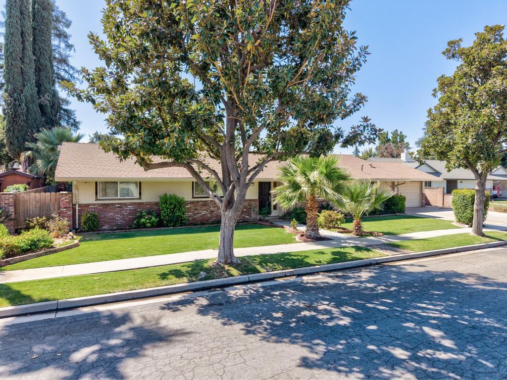 Image 1 of property listing at 5170 E Huntington, Fresno, CA 93727