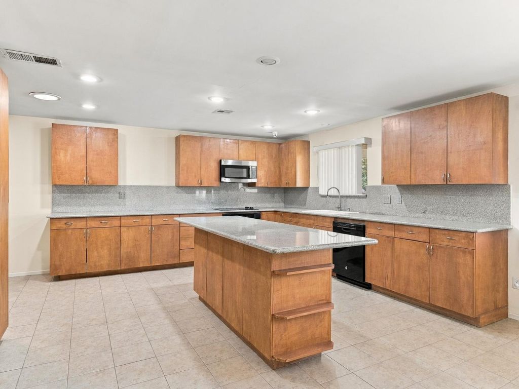 Image 12 of property listing at 5170 E Huntington, Fresno, CA 93727