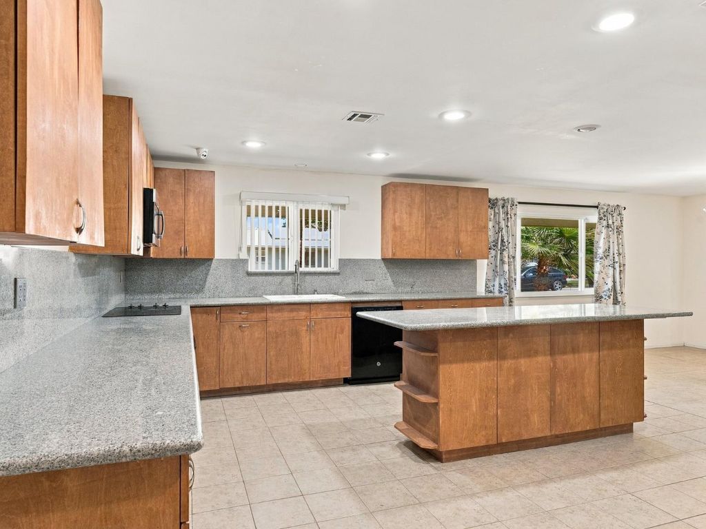 Image 13 of property listing at 5170 E Huntington, Fresno, CA 93727