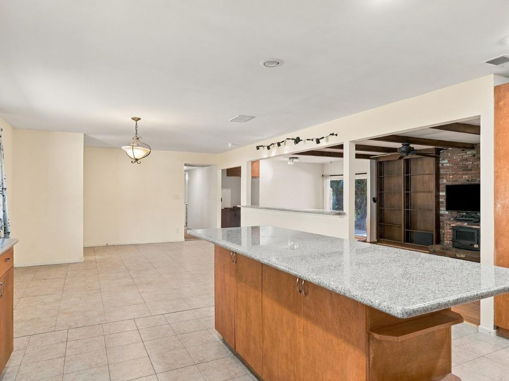 Image 14 of property listing at 5170 E Huntington, Fresno, CA 93727