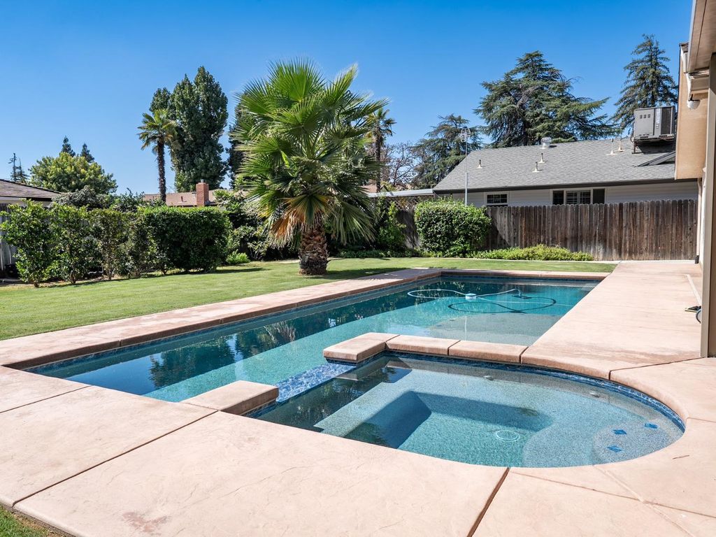 Image 2 of property listing at 5170 E Huntington, Fresno, CA 93727