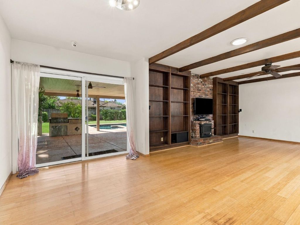 Image 20 of property listing at 5170 E Huntington, Fresno, CA 93727