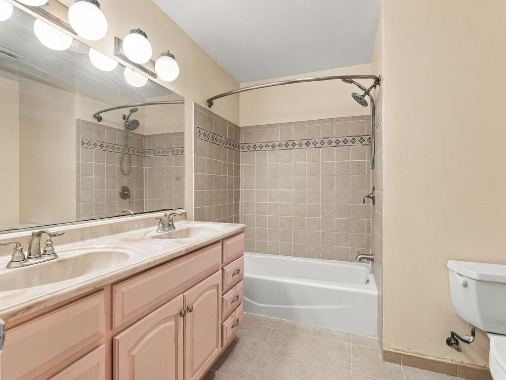 Image 23 of property listing at 5170 E Huntington, Fresno, CA 93727