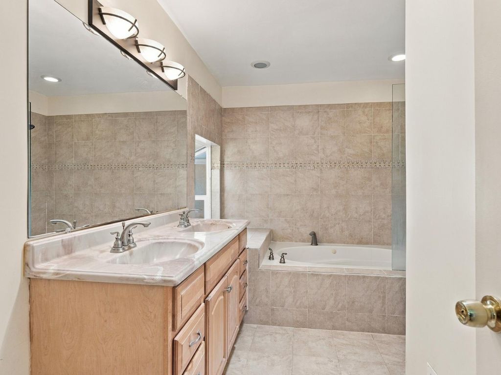 Image 26 of property listing at 5170 E Huntington, Fresno, CA 93727