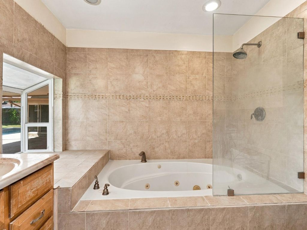 Image 27 of property listing at 5170 E Huntington, Fresno, CA 93727