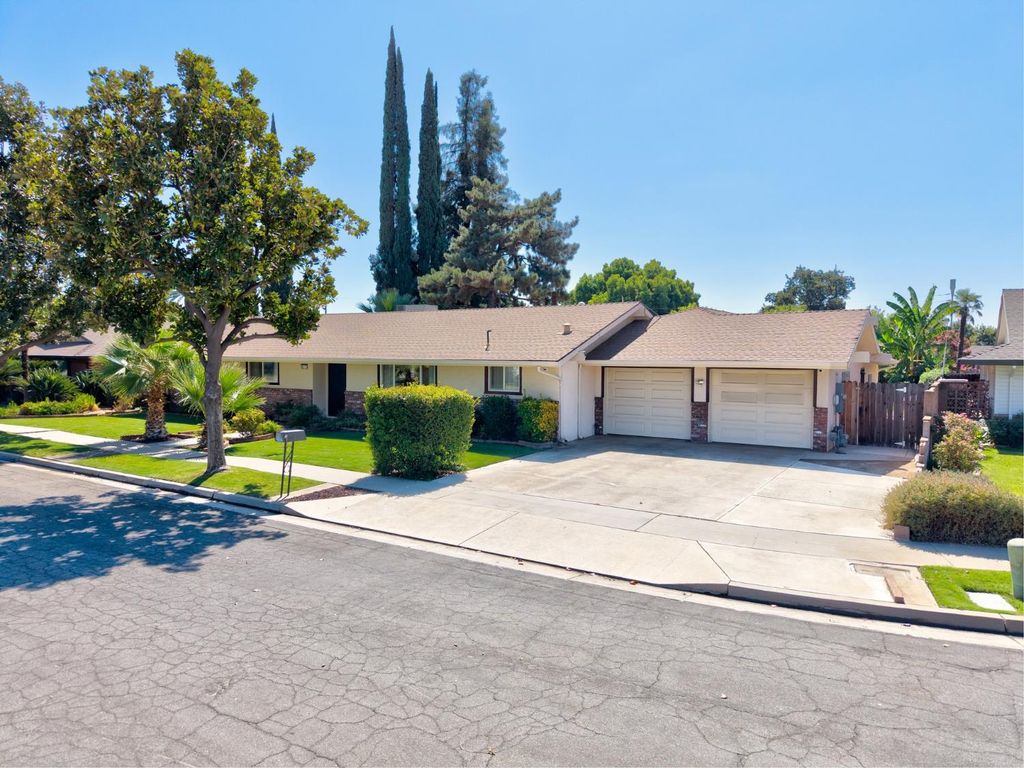 Image 6 of property listing at 5170 E Huntington, Fresno, CA 93727