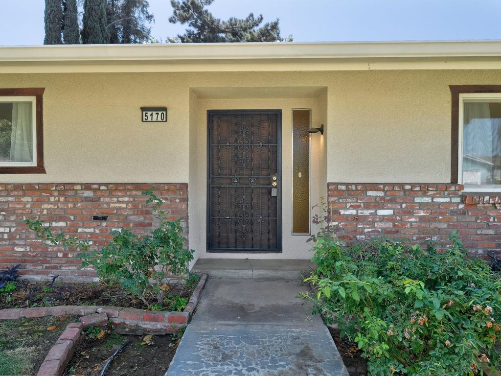 Image 7 of property listing at 5170 E Huntington, Fresno, CA 93727