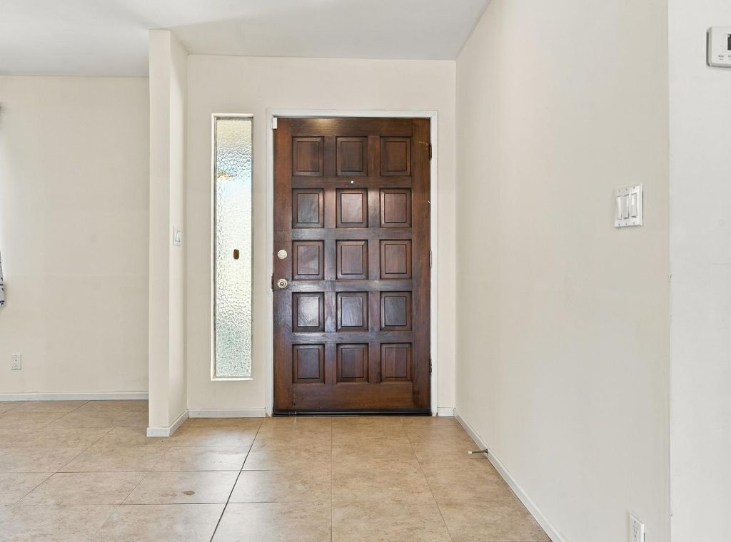 Image 8 of property listing at 5170 E Huntington, Fresno, CA 93727
