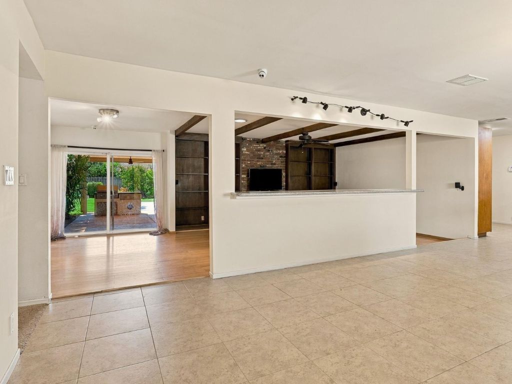 Image 9 of property listing at 5170 E Huntington, Fresno, CA 93727
