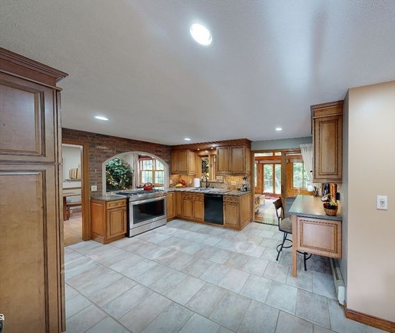103 Wilson Ave, Framingham, MA 01702