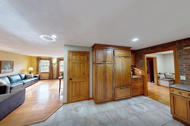 103 Wilson Ave, Framingham, MA 01702