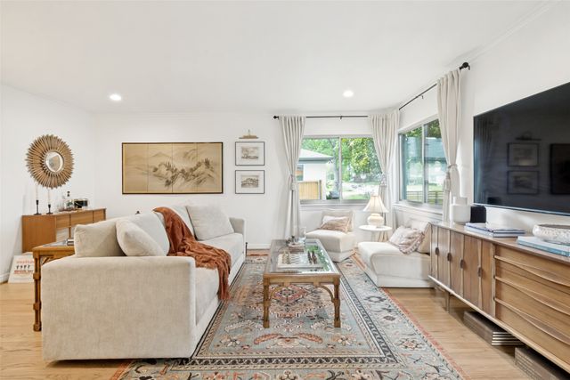 559 Aqua Drive, Dallas, TX 75218