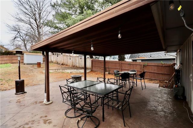 11214 E 10th Street S, Independence, MO 64054