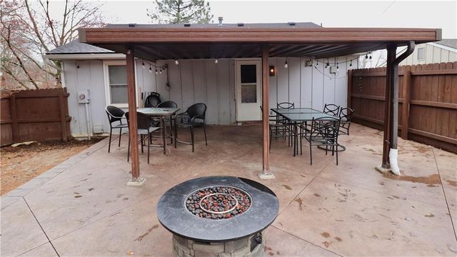 11214 E 10th Street S, Independence, MO 64054