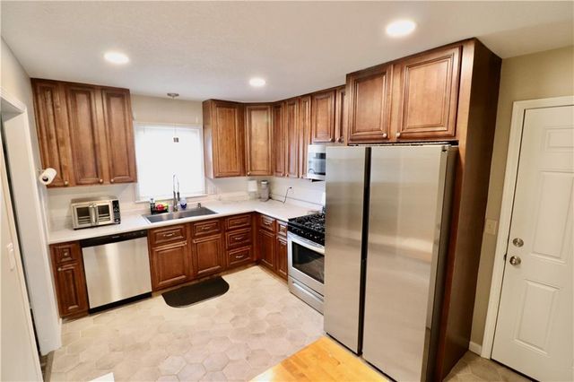 11214 E 10th Street S, Independence, MO 64054