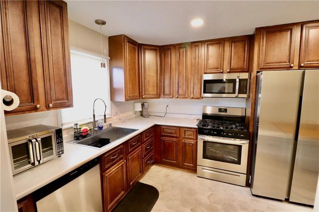 11214 E 10th Street S, Independence, MO 64054