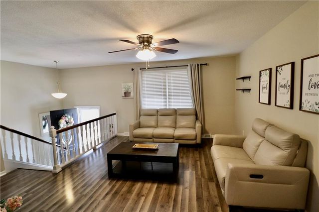 11214 E 10th Street S, Independence, MO 64054