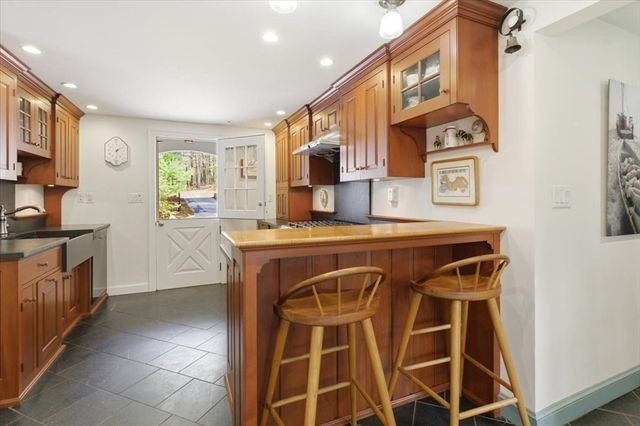 65 Walpole St, Dover, MA 02030