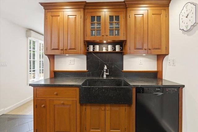 65 Walpole St, Dover, MA 02030