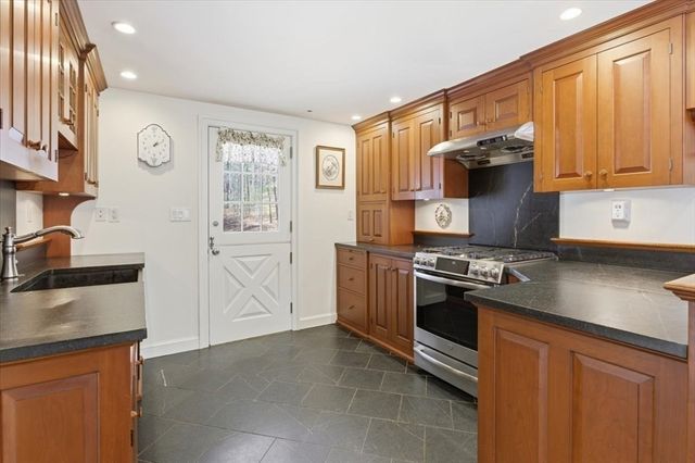 65 Walpole St, Dover, MA 02030