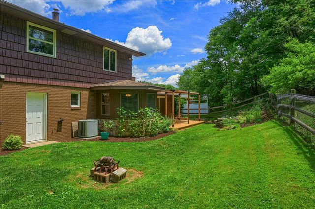 106 Colonial Way, Center Twp, PA 15001