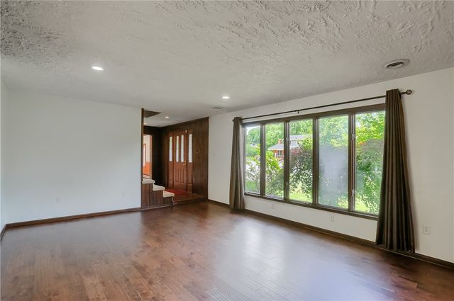 106 Colonial Way, Center Twp, PA 15001