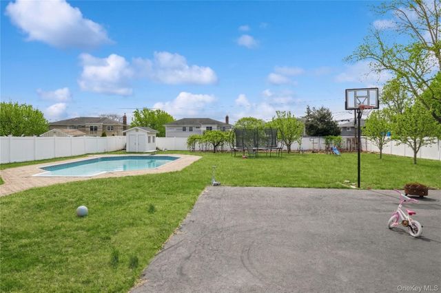 40 Scholar Lane, Commack, NY 11725