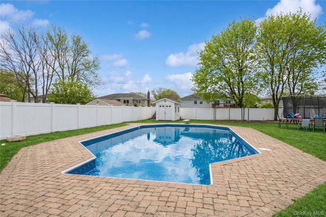40 Scholar Lane, Commack, NY 11725