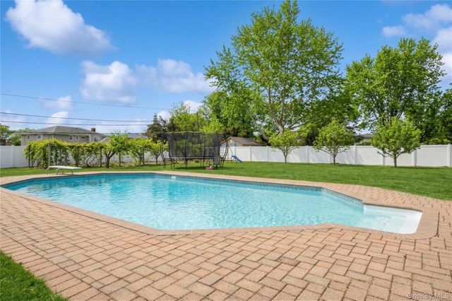 40 Scholar Lane, Commack, NY 11725