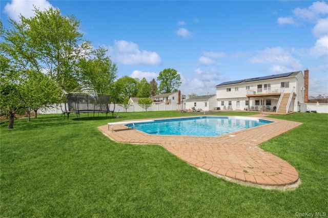 40 Scholar Lane, Commack, NY 11725