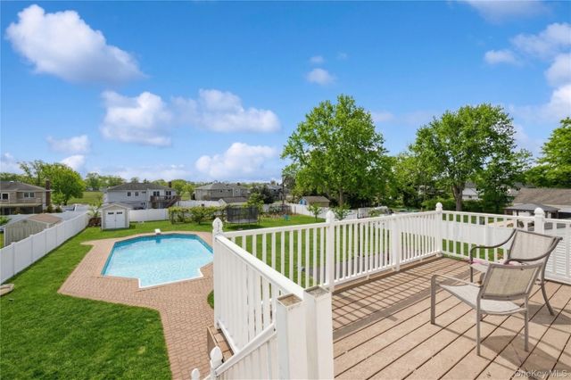 40 Scholar Lane, Commack, NY 11725
