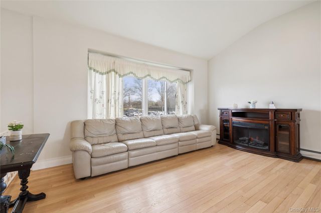 40 Scholar Lane, Commack, NY 11725