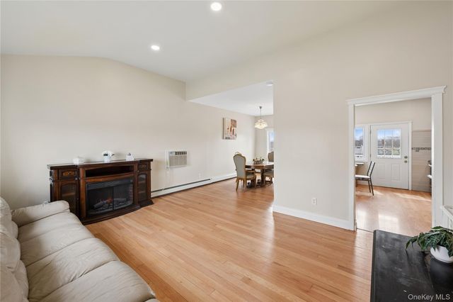 40 Scholar Lane, Commack, NY 11725