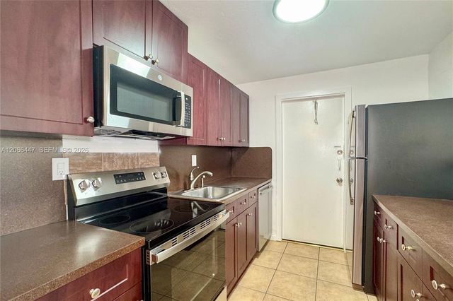 13898 SW 90th Avenue 204-EE, Miami, FL 33176
