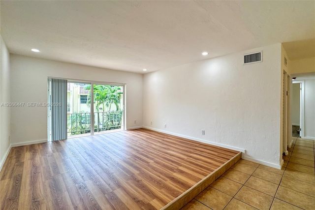 13898 SW 90th Avenue 204-EE, Miami, FL 33176