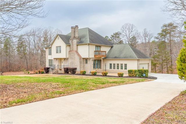 900 Warren Farm Road, Walnut Cove, NC 27052