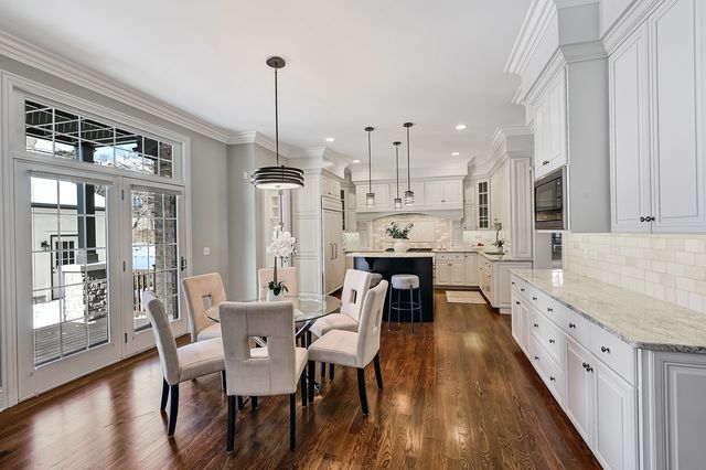 130 Oxford Avenue, Clarendon Hills, IL 60514