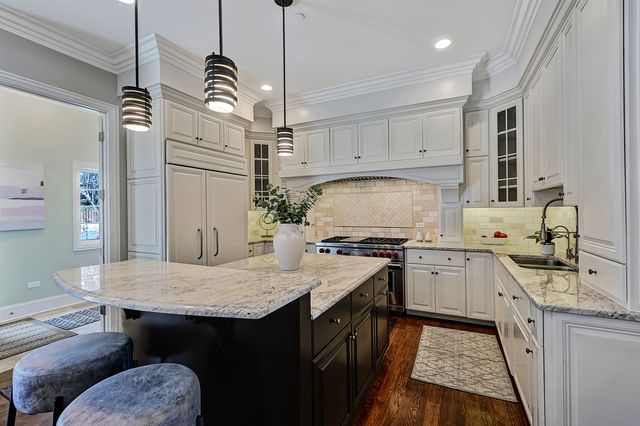 130 Oxford Avenue, Clarendon Hills, IL 60514