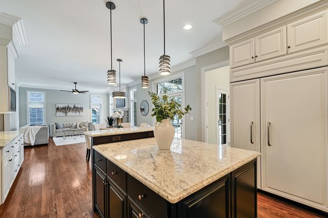 130 Oxford Avenue, Clarendon Hills, IL 60514