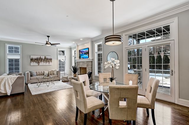 130 Oxford Avenue, Clarendon Hills, IL 60514