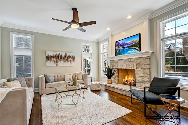 130 Oxford Avenue, Clarendon Hills, IL 60514