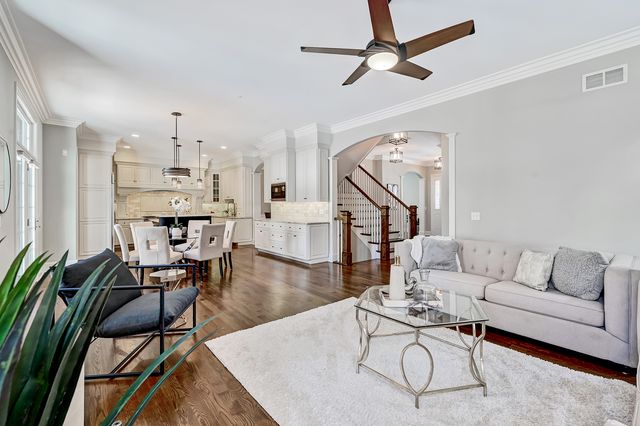 130 Oxford Avenue, Clarendon Hills, IL 60514