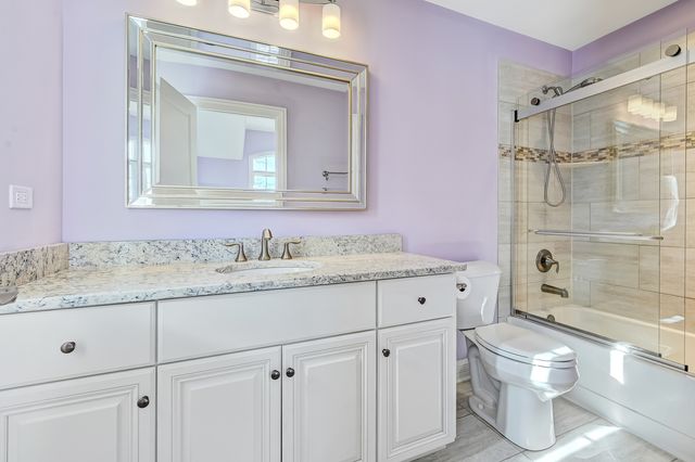 130 Oxford Avenue, Clarendon Hills, IL 60514