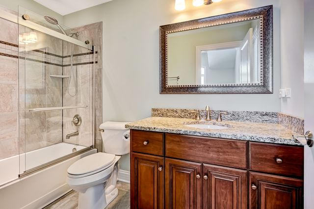 130 Oxford Avenue, Clarendon Hills, IL 60514