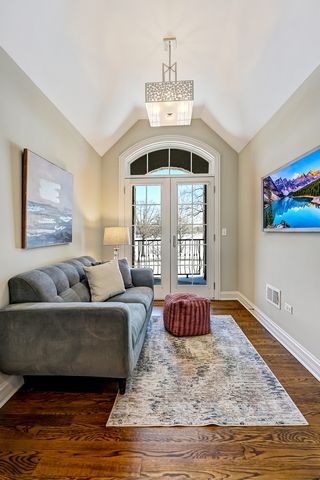 130 Oxford Avenue, Clarendon Hills, IL 60514