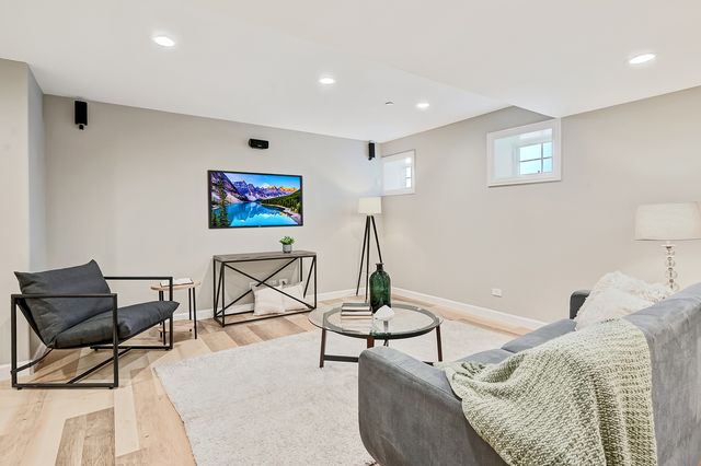 130 Oxford Avenue, Clarendon Hills, IL 60514